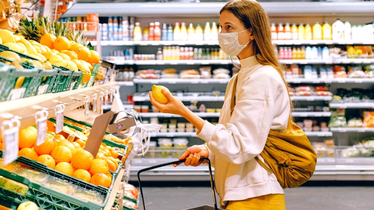 Market reyonunda ürün inceleyen kişi
